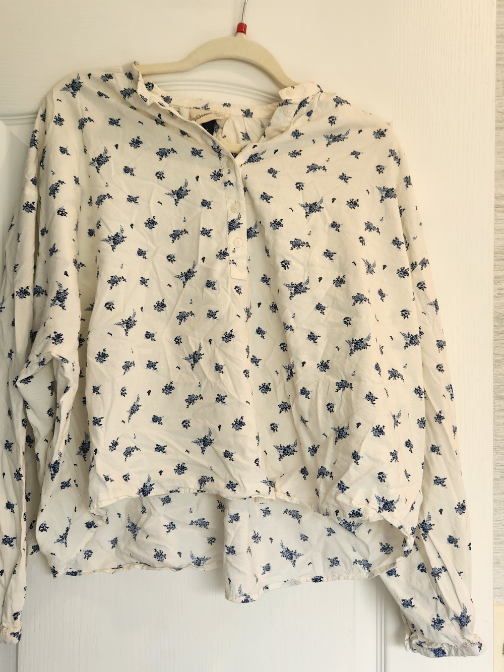 Universal Thread Cream Blouse with Navy Floral Print M Euc